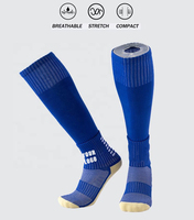 Un Ensemble de Chaussettes Antidérapantes Personnalisées à Logo et Manches de Compression Colorées, Rembourrées pour Football