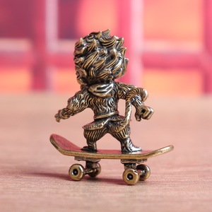 1 pièce Figurine créative en laiton, modèle singe sur skateboard, style <span class=keywords><strong>bande</strong></span> <span class=keywords><strong>dessinée</strong></span>, pour décoration intérieure <span class=keywords><strong>et</strong></span> figurine de thé - Product Image 3
