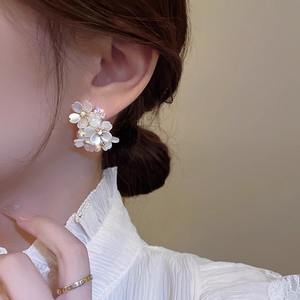 Boucles d'oreilles clous minimalistes haut de gamme Niche Flower pour <span class=keywords><strong>tenue</strong></span> de soirée, usage quotidien, trajets quotidiens et rendez-vous - Product Image 1