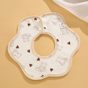 ผ้ากันเปื้อนกันน้ำลายลายกลีบดอกไม้ พร้อมดีไซน์หมีรูปหัวใจ