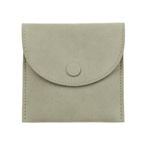 Étui d'emballage pour bijoux en microfibre personnalisé avec rabat à bouton pour carte de bague - Product Image 1