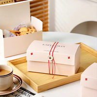 Boîte cadeau en papier kraft rouge de style coréen avec fermeture à enveloppe pour scones, bonbons, snacks, macarons, gâteaux flocon de neige