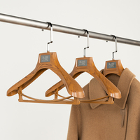 Tienda de ropa de alta gama para hombre, traje de Color madera, percha de plástico, percha para el hogar, hombro ancho, logotipo personalizado, perchas para tienda de ropa de mujer