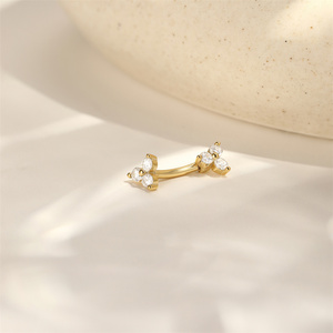 Boucle d'oreille piercing barbell classique en or 18 carats et argent sterling S925, avec trèfle à trois zircons et double extrémité incurvée à filetage interne - Product Image 2
