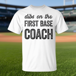 Camiseta Dibs On The First Base Coach de algodón unisex con cuello redondo y manga corta para aficionados al béisbol - Product Image 3