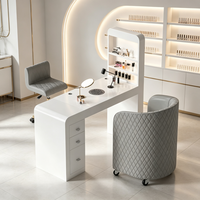 Table de manucure blanche de luxe légère avec étagères de rangement, tiroirs et chaise de manucure orange matelassée assortie pour salon de manucure