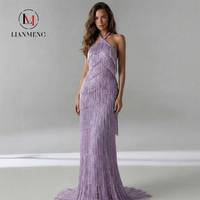Robe de soirée sirène LM D320 lilas à col halter croisé, entièrement superposée, ornée de franges perlées et de strass, longueur ras du sol