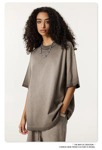 เสื้อยืดแขนสั้นผ้าฝ้ายทรงโอเวอร์ไซส์ปักโลโก้ตามสั่ง พร้อมแผ่นผ้าตกแต่งที่ไหล่ ลายบาติกฟอกสีแบบทำเก่า สำหรับผู้ชาย - Product Image 5