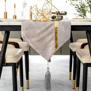 Caminos de <span class=keywords><strong>mesa</strong></span> triangulares de mármol ondulado Jacquard, decoración de rayas de papel de aluminio <span class=keywords><strong>dorado</strong></span> - Product Image 3
