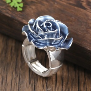 Anello da Donna con Rosa Blu Smaltata, Design Elegante, Gioiello di Moda per Uso Quotidiano e Feste, Regalo per Donne - Product Image 4