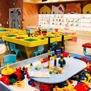 Atelier d'activités créatives DIY pour enfants à prix abordable, équipement de terrain de jeux intérieur avec table d'art en argile, peinture au sable et jeu de rôle pour centre commercial ou centre de divertissement familial (FEC) - Product Image 2