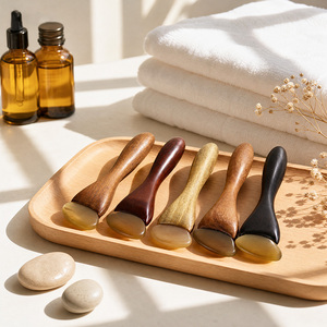 Barra de masaje facial de madera ecológica con diseño suave y redondeado para kits de belleza de viaje y cuidado diario de la piel. - Product Image 4