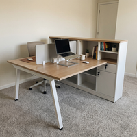 Poste de travail moderne pour 2 personnes en forme de L avec bureau double et bibliothèque de rangement