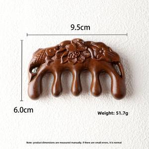 Peine pequeño para meridianos de madera maciza, pez Loto de sándalo dorado, diente ancho tallado para masaje de cabeza del cuero cabelludo, peine común de uso doméstico - Product Image 2