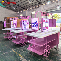 Kiosque mobile personnalisé rose pour vernis à ongles avec éclairage LED, idéal pour les événements en centre commercial et la promotion de marques de beauté et d'art des ongles