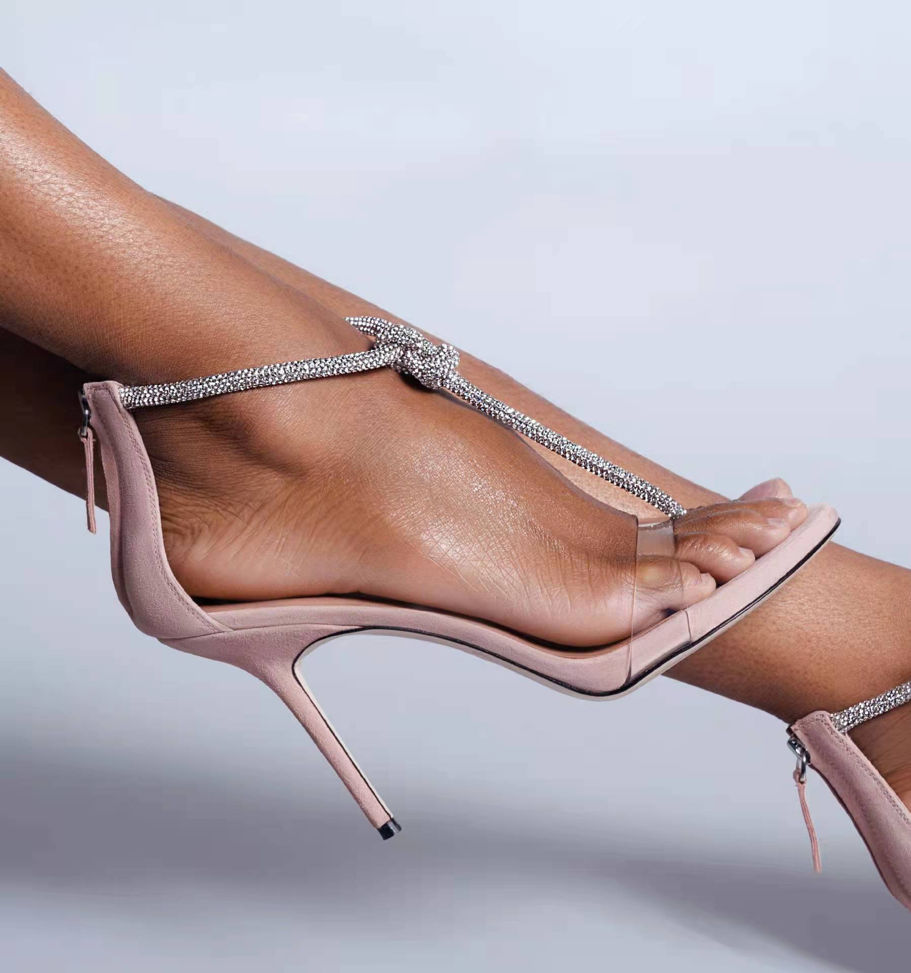 Ventajas e inconvenientes de hacerse los zapatos de novia a medida - Foto 1