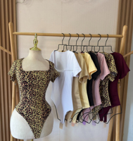 Vente en gros de body string noir à col carré imprimé léopard pour femme, haute qualité, collection 2026, et body à manches courtes pour femme