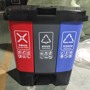 Poubelle à pédale à trois compartiments de 50 L, grande taille, poubelle à pédale en plastique pour restaurants et hôtels, vente en gros disponible - Product Image 1