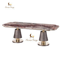 Table à manger rectangulaire moderne de luxe avec plateau en marbre poli et base en métal texturé avec accents dorés