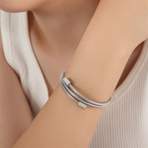 Bracelet multicouche en acier inoxydable plaqué or, chaîne serpent, bijoux fins et élégants pour femmes - Product Image 6