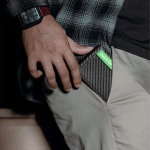 กระเป๋าสตางค์แบบป๊อปอัพรุ่นใหม่ล่าสุด ป้องกัน RFID ผลิตจากคาร์บอนไฟเบอร์ ดีไซน์บางเฉียบสำหรับผู้ชาย หนังแท้ ผลิตโดยโรงงาน OEM - Product Image 6