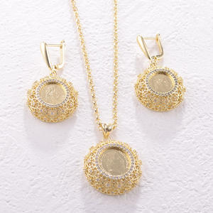 ชุดเครื่องประดับดอกไม้เหรียญซาอุดิอาระเบียสุดหรู ชุบทอง 18k สไตล์ฝรั่งเศส ประดับเพชรซิคอน 5A พร้อมสายนาฬิกา สร้อยข้อมือ และสร้อยคอ - Product Image 2