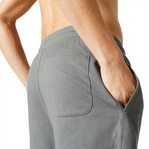 Shorts deportivos esenciales de verano para hombre, ligeros, con cintura elástica, cordón ajustable y bolsillo con cremallera segura. - Product Image 2