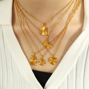 Conjunto de Collar con Colgante de Acero Inoxidable Chapado en Oro Estilo Europeo Americano, Joyería Unisex con Forma de Corazón, Mariposa, Redondo y Geométrico - Product Image 3