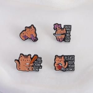 Gatto divertente armato con un coltello pistola motosega Baseball in metallo lettera spilla cappello borsa decorativa in metallo morbido smalto spilla spilla - Product Image 4