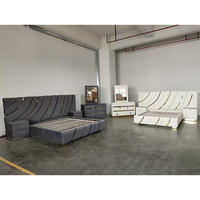 Usine de Dongguan à vendre : Nouveauté – Ensemble de mobilier de luxe pour chambre à coucher avec lit rembourré, table de chevet et coiffeuse avec miroir