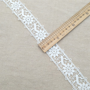 Ribete de encaje guipur bordado con flores blancas de 4 cm de ancho para vestido, borde decorativo elegante hecho a mano - Product Image 4