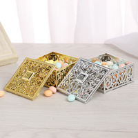 Boîte à bonbons carrée en plastique ajourée de style européen, boîte à dragées de mariage avec couvercle