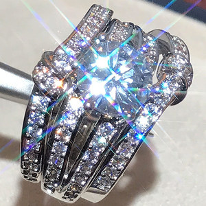 Anello Impilabile con Pietre Pavé per Donne, Gioiello di Moda Scintillante e Vistoso - Product Image 1