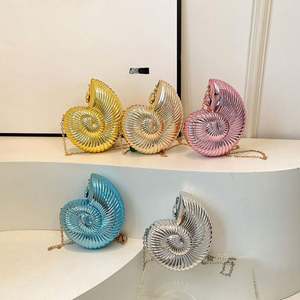 حقيبة يد نسائية على شكل قلب مرصعة بالأحجار الكريمة للسهرات والحفلات، حقيبة يد ذهبية مزينة بالكريستال - Product Image 2