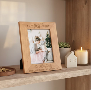 Cadre photo en bois personnalisé gravé au laser – Nom de famille, adresse, Notre première maison, Cadeau de pendaison de crémaillère, Souvenir de nouvelle maison – Vente en gros OEM - Product Image 2
