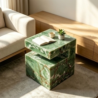 Table basse de luxe avant-gardiste minimaliste en onyx vert en forme de C pour mobilier de salon haut de gamme et hôtels de prestige