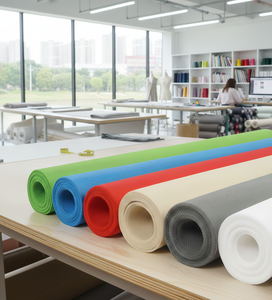 Tela no tejida de PP+PE ligera, transpirable y duradera para aplicaciones versátiles de revestimiento de techos. Origen ID. Asistencia técnica en línea. - Product Image 2