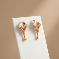 Boucles d'oreilles clous en cuivre plaqué or 18 carats motif fleur de lys Calla, bijoux tendance et élégants à pétales sculptés pour femme, fabriquées aux États-Unis, cadeau
