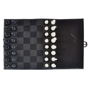 Tragbares und leichtes Schach ist ein Schachspiel mit klappbarem Schachbrett