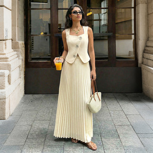 Completo da Donna: <span class=keywords><strong>Top</strong></span> Senza Maniche Stile Blazer con Bottoni <span class=keywords><strong>e</strong></span> <span class=keywords><strong>Gonna</strong></span> Plissettata <span class=keywords><strong>a</strong></span> <span class=keywords><strong>Vita</strong></span> <span class=keywords><strong>Alta</strong></span> Elasticizzata, Set Due Pezzi - Product Image 1