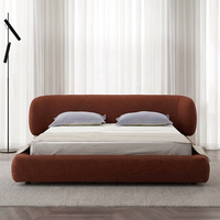 Lit double rembourré en coton et lin rouge, avec dossier enveloppant au design créatif et élégant, pour chambre principale dans une grande villa