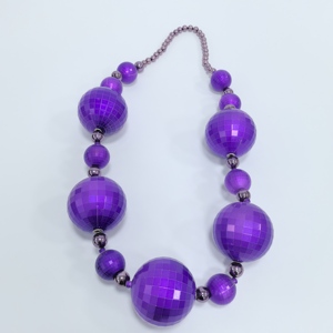 Collier de perles disco violettes géantes - Marque STAR Accessoire de fête de Mardi Gras et de Noël à lancer - Product Image 1