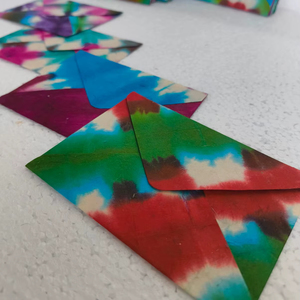 Cartes de mariage en papier Lokta fait main, teintes à la main en shibori, avec un design de lettres personnalisé pour une revente de luxe - Product Image 1