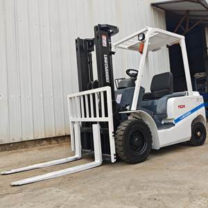 Chariot élévateur diesel d'occasion TCM 3 tonnes avec pneus pleins, mât à trois étages, longueur de fourche 1070 mm - Product Image 3