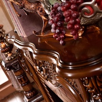 Cheminée antique en bois sculpté à la main de couleur brune avec insert électrique