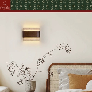 Lámpara de Pared para Dormitorio GOLDKING, Estilo Sándwich de Travertino Beige con Banda de Nogal, Iluminación Superior e Inferior, Fabricante OEM ODM Directo de Fábrica - Product Image 3