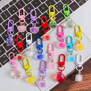 Pendentifs porte-clés en acrylique transparent en forme de cœur, avec paillettes mignonnes, pour la création de porte-clés DIY en plastique, pour porte-clés de voiture, décorations de sac à main et breloques - Product Image 2