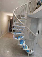 Escalier en bois massif sur mesure pour intérieur, escalier en colimaçon central pour duplex et lofts ; Nouveau modèle en bois massif