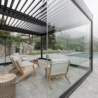 Pergola en aluminium résistante au vent et à la pluie, système motorisé intelligent avec lames orientables en option, portes vitrées et stores enrouleurs