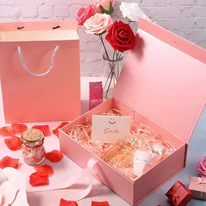 Boîte d'emballage cadeau en papier carton personnalisée pour femmes avec couvercle à fermeture magnétique rigide